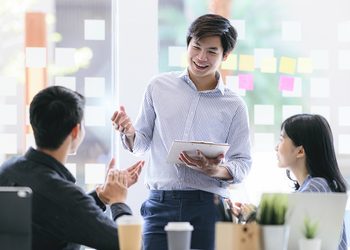 How Do Researchers Choose a Japanese Translation Service? A Framework